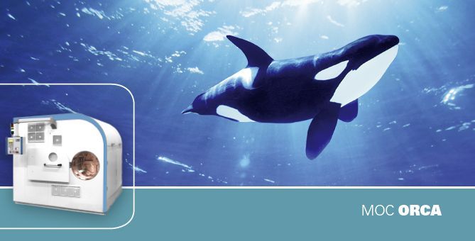 Industriemaschine MOC ORCA vor Hintergrund eines schwimmenden Orcas unter Wasser